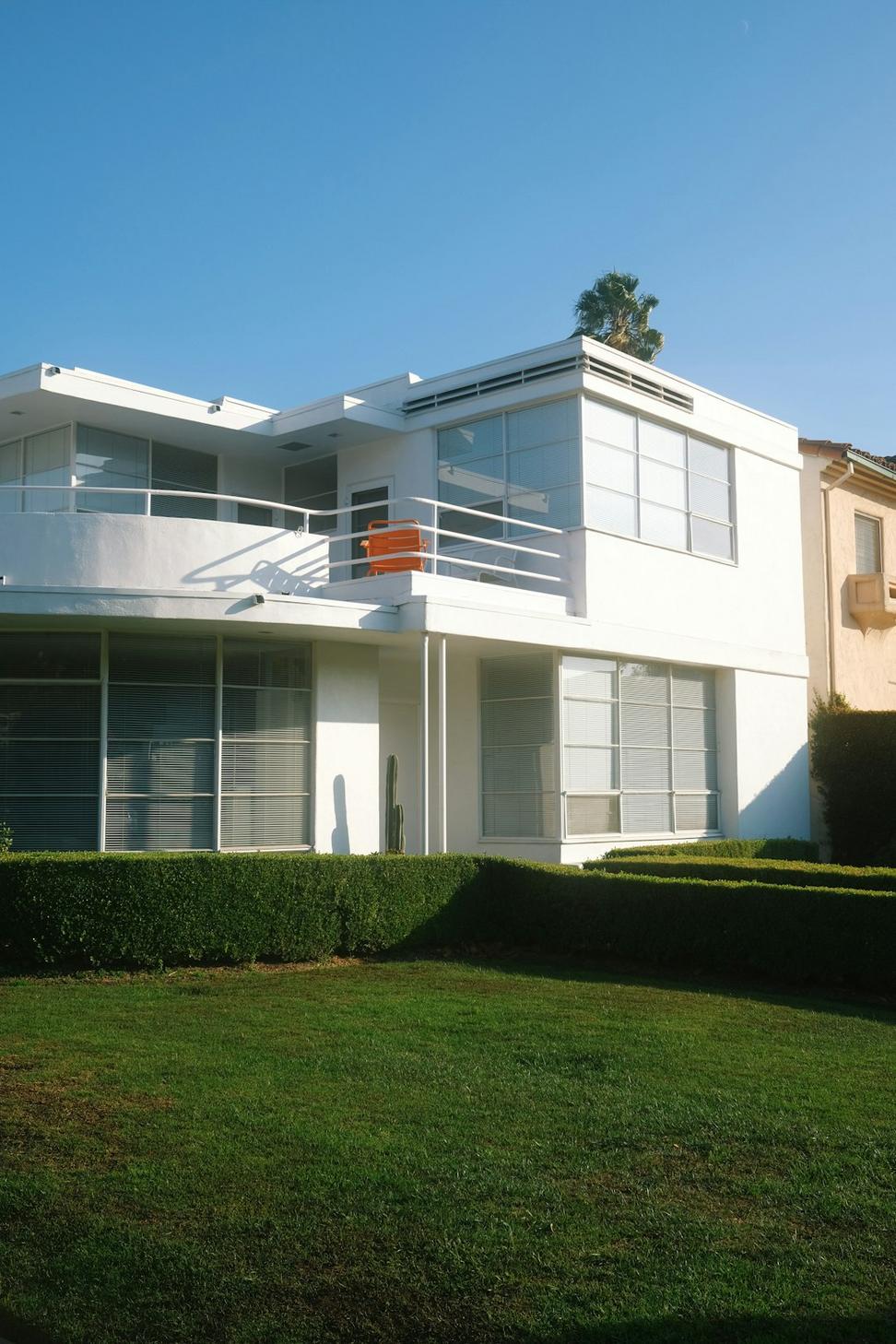 Lakeview Contemporary Residence